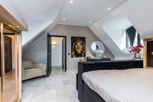 Foto - Te koop: Op een schitterende en rustige locatie in de geliefde villawijk "Moltbos" staat deze stijlvolle, vrijstaande villa met een uitzonderlijk royaal woonoppervlak.